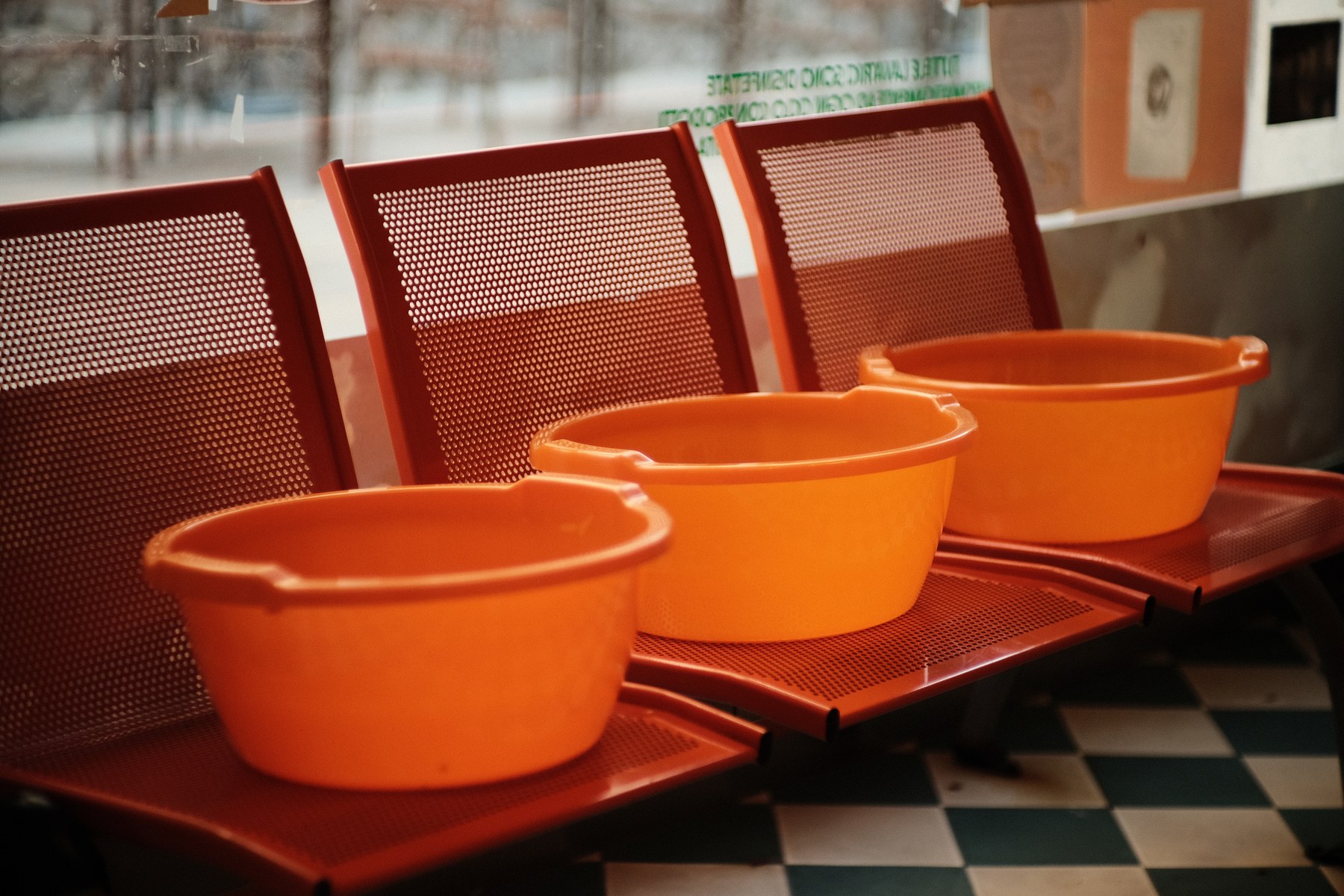 Bacinelle arancioni — Street Photography