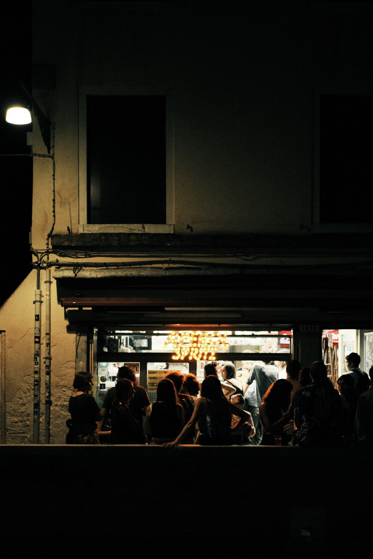 Bar notturno — Street Photography